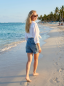 Preview: Seitliche Ansicht der Jeans Shorts Damen, zeigt geraden Schnitt und Saum