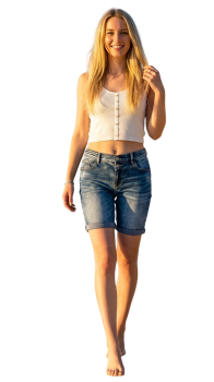 Melly & Co Damen Jeans Shorts in Mittelblau, Frontansicht zeigt Stretch‑Bund