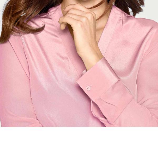 Roséfarbene Seidenbluse mit Chiffonärmeln – Vorderansicht​