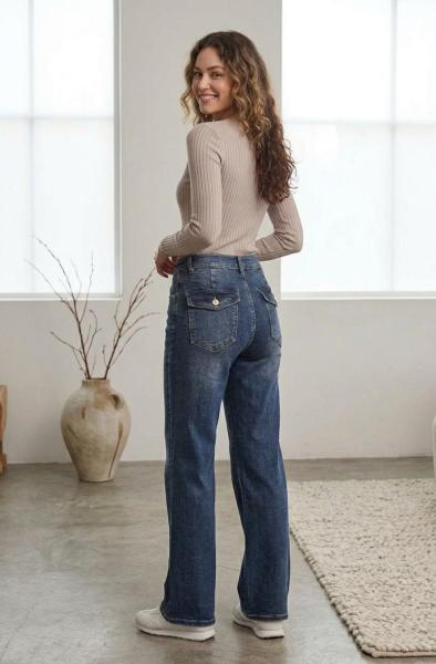 High Waist Flared Jeans im Blue Denim Used-Look – Schlaghose mit Zierriegeln & Flap Bags